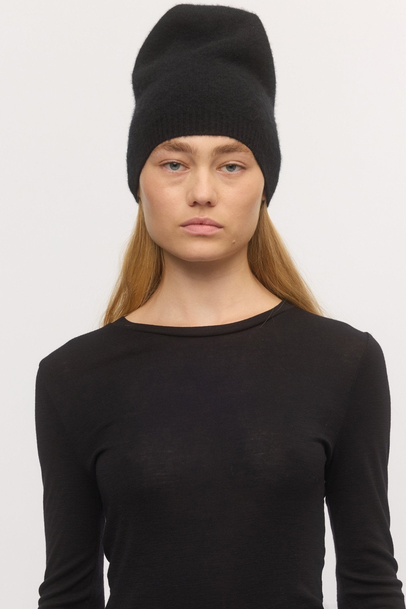 Woman wearing the Brushed Effect Beanie in Midnight โ front view of wool-cashmere beanie with a tall, softly brushed silhouette.
