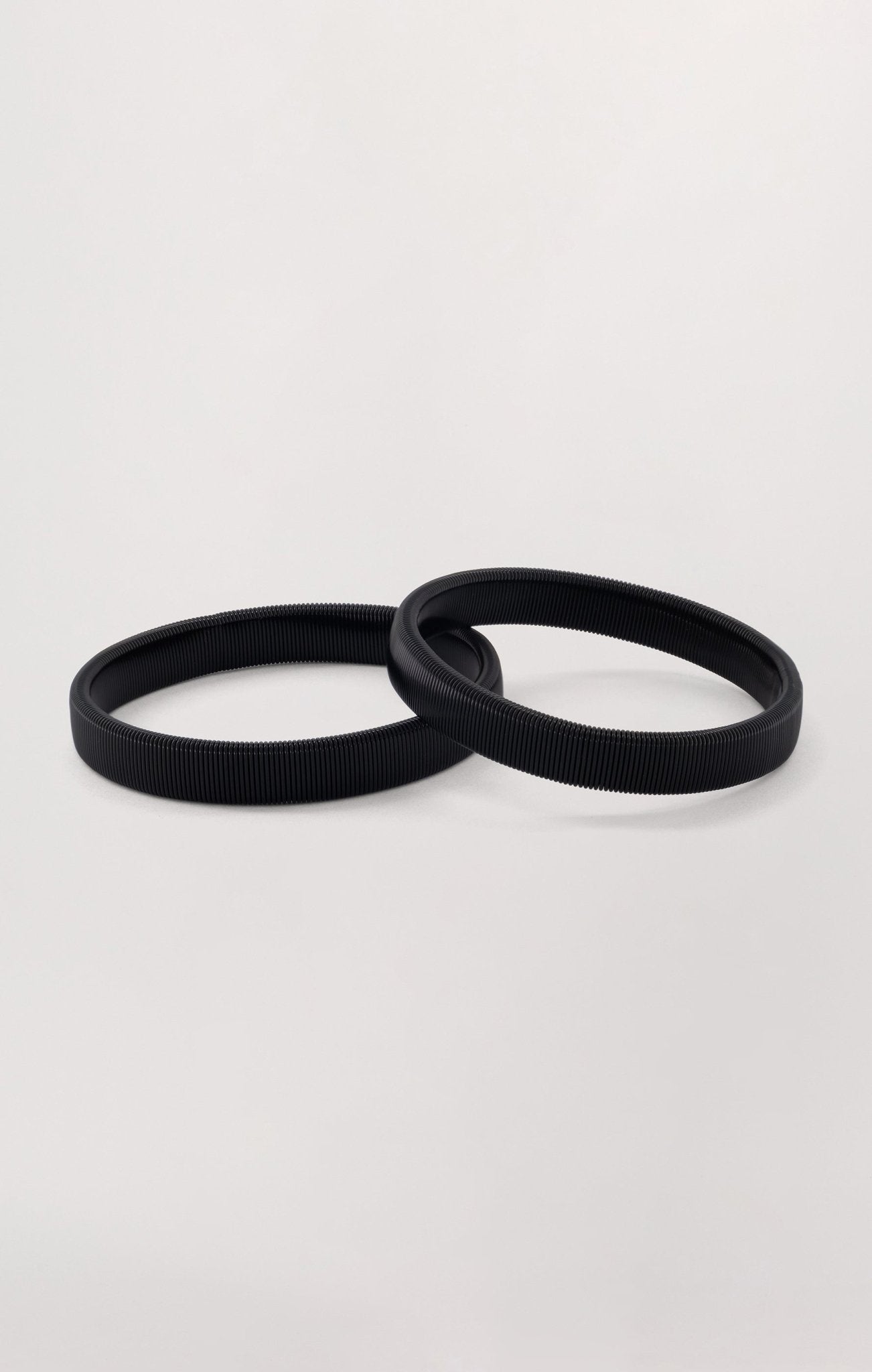 Black sleeve garter for women.