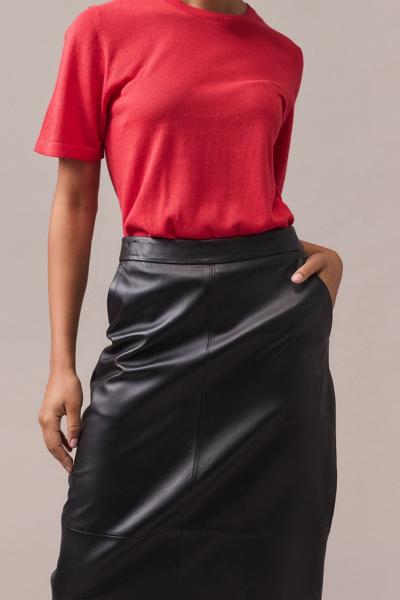 High waist leather black pencil skirt with side pockets.